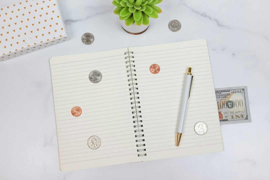 Dinero y libreta para organizar un fondo de emergencia