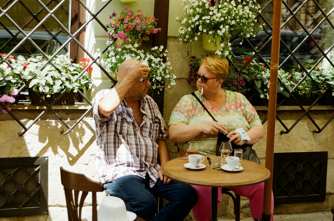 Pareja adulta conversando durante una cita
